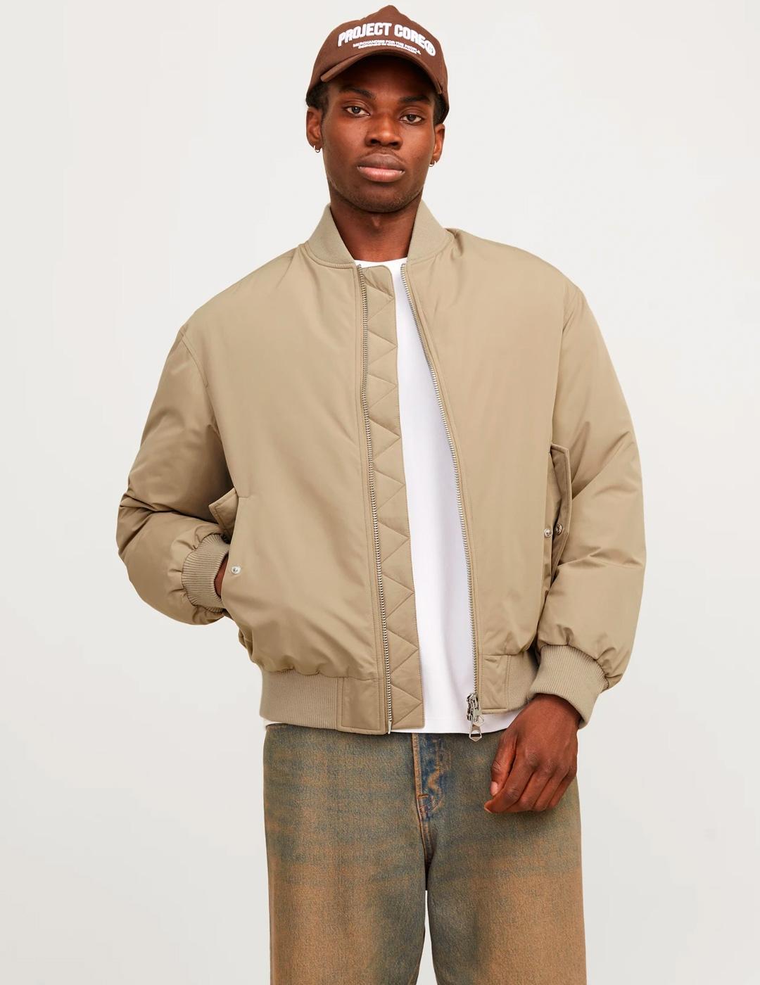 Chaqueta Jack & Jones KINETIC beige estilo bomber