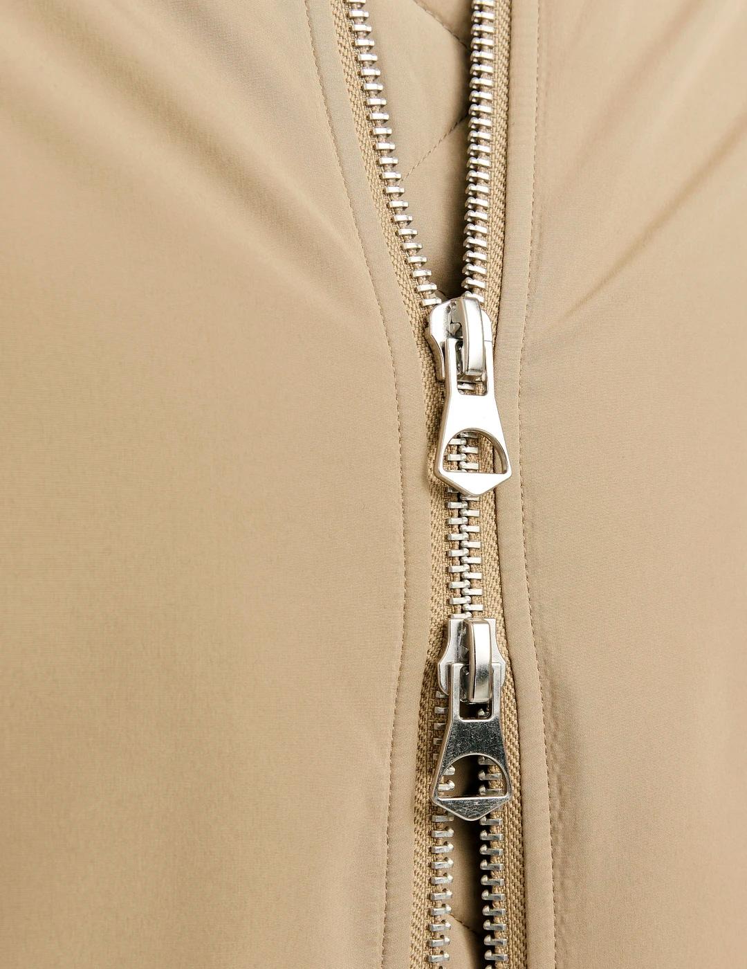 Chaqueta Jack & Jones KINETIC beige estilo bomber