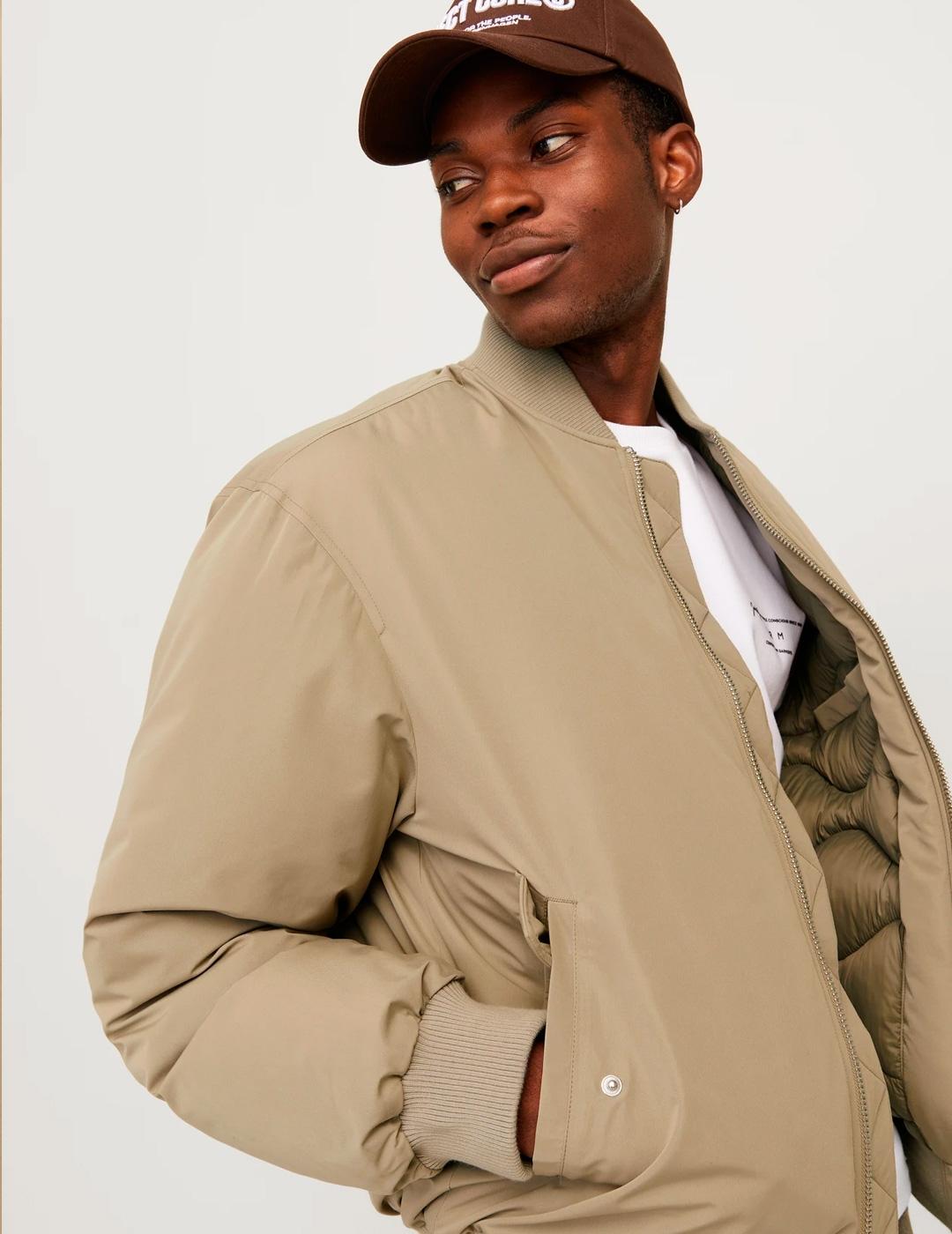Chaqueta Jack & Jones KINETIC beige estilo bomber