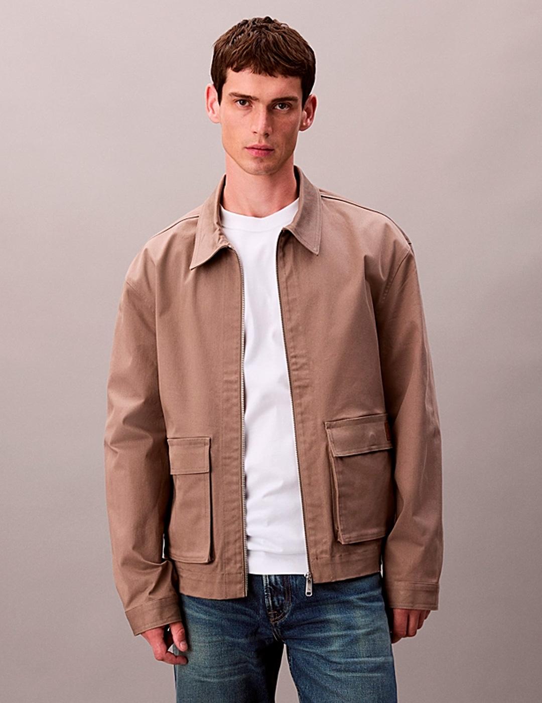 Cazadora Calvin Klein UTILITY holgada marrón