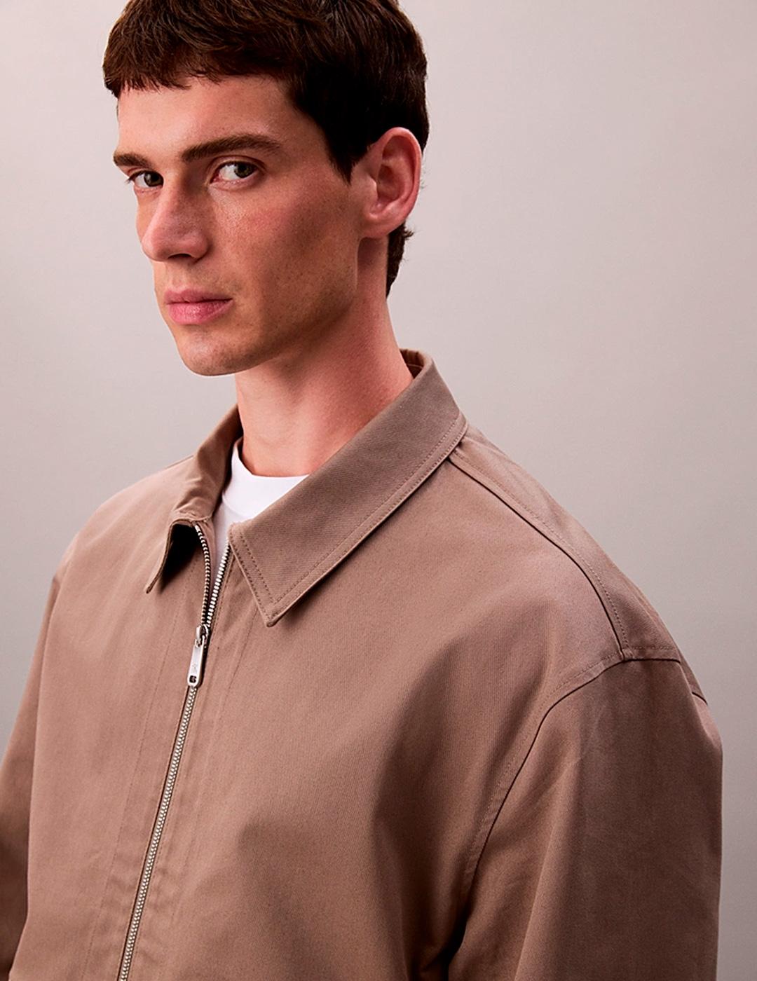 Cazadora Calvin Klein UTILITY holgada marrón