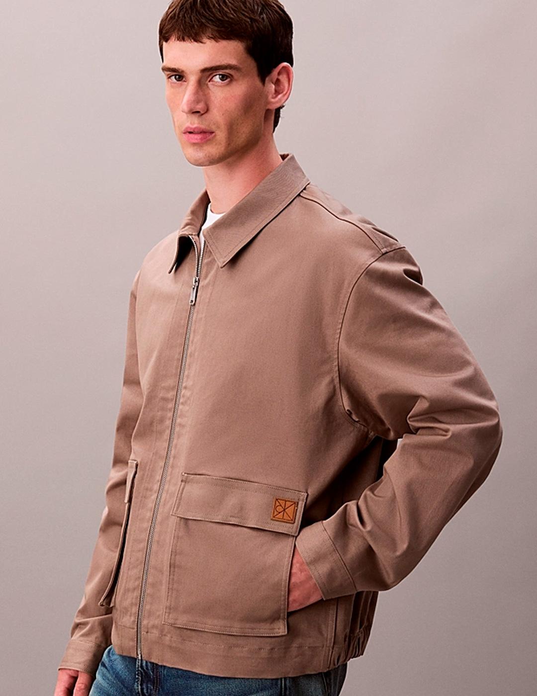 Cazadora Calvin Klein UTILITY holgada marrón